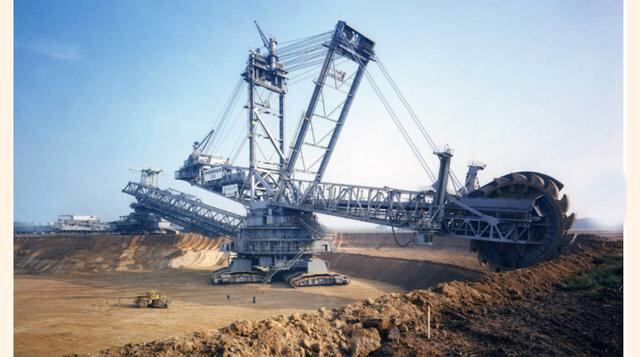 Bagger 288 Esta imponente excavadora es capaz de llenar 2.400 vagones de carbón en un día o de hacer un agujero del tamaño de un campo de fútbol de treinta metros de profundidad. ¿Cómo se mueve? Con las mismas correas transportadoras que utiliza la NASA p
