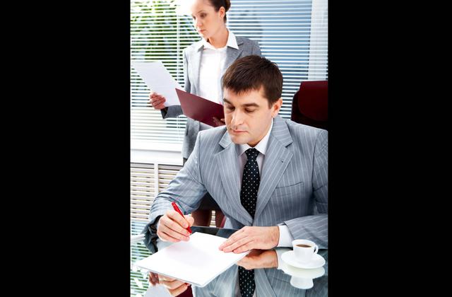 FOTO 12 | Empezar con lo puesto y externalizar todo lo demás Son muchos los expertos que aconsejan no sobredimensionar la empresa, un error muy habitual que ha contribuido a destruir muchas organizaciones en los últimos años. Es preferible partir de un tamaño modesto, y crecer racionalmente, que empezar a lo grande para al final darte cuenta de que has consumido tu presupuesto de tres años en un solo ejercicio. Con mucho dinero es fácil perder el Norte.