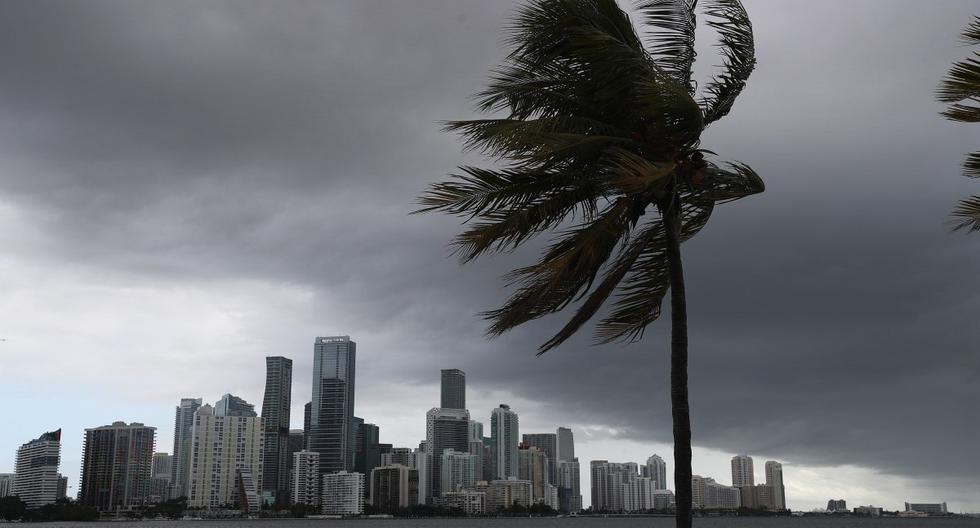 Se ven nubes de tormenta sobre la ciudad de Miami cuando el huracán Isaías se acerca a la costa este de Florida. (Joe Raedle/Getty Images/AFP).