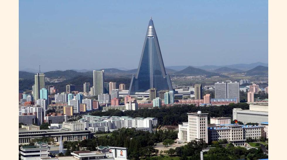 FOTO 1 | Hotel Ryugyong, Pyongyang – Corea del Norte, un rascacielos de 105 plantas inacabado todavía.