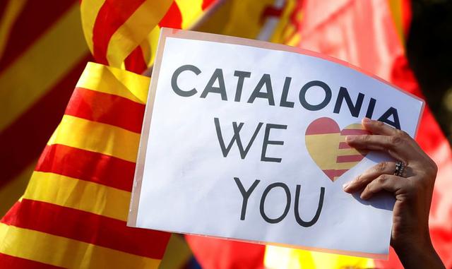 FOTO 1 | Decenas de miles de personas expresaron hoy en las calles de Barcelona su rechazo a la declaración de independencia aprobada el viernes pasado por el Parlamento de esa región y clamaron en favor de la unidad de España. (Foto: Reuters)