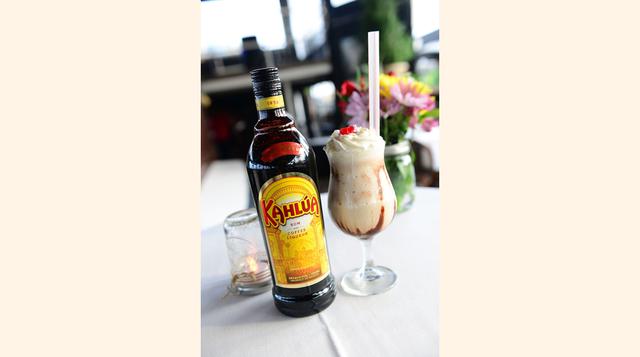 Kahlua: Es una marca de licor de café que ha dominado tanto el mercado que es casi lo mismo mencionar su nombre. Sus cocteles son clásicos, entre ellos el famoso Black Russian y Baby Guiness. (Foto: Getty)