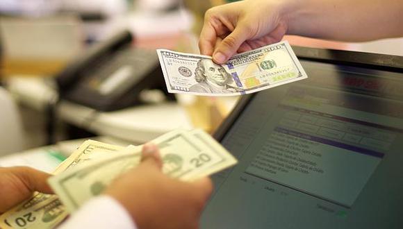 El dólar se vendía hasta en S/3.467 en los bancos este jueves. (Foto: GEC)