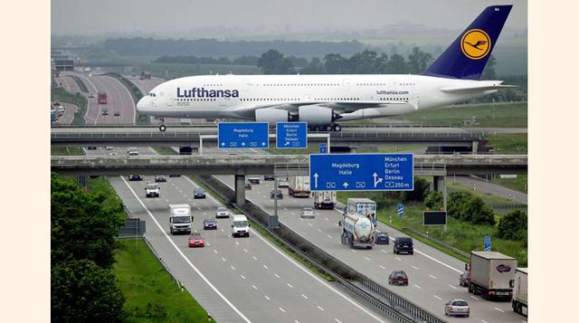 Airbus A380. El mayor avión de pasajeros del mundo cuenta con un 40% más de espacio en cabina que la siguiente aeronave más grande. La nave, con una configuración de tres clases, tiene capacidad para 525 personas, una cifra que puede aumentar hasta 853 si