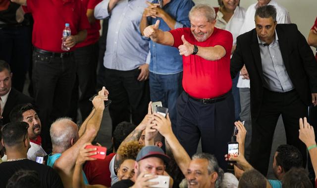 FOTO 5 | 5) Entre los años 1975 y 1978 es presidente del sindicato metalúrgico. (Foto: DPA)