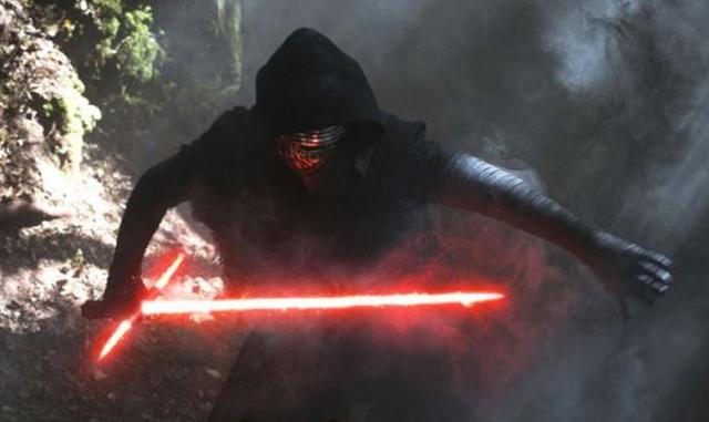 FOTO 6 | No intentes ser lo que no eres. No lo conocemos tan bien, pero el Kylo Ren del Episodio VII se ve algo conflictuado. No hay duda de que es de los malos (berrinches, torturas, secuestro, supervisión de la destrucción total de un sistema estelar entero). Pero el gran líder de la Primera Orden y verdadero fan de Darth Vader (qué tal eso de vestirte para el trabajo que quieres) confiesa haber sido seducido por el lado luminoso de la Fuerza. Este puede ser un caso de alguien que lo está intentando demasiado.
