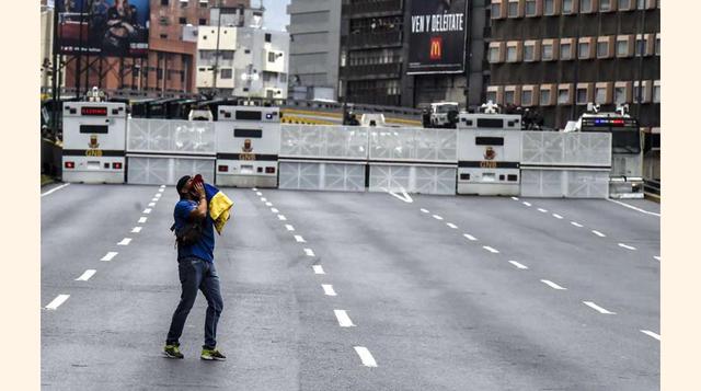 Un manifestante reacciona ante el bloqueo de la marcha por la policía antidisturbios, el 6 de mayo de 2017 en Caracas. (foto: Juan Barreto).
