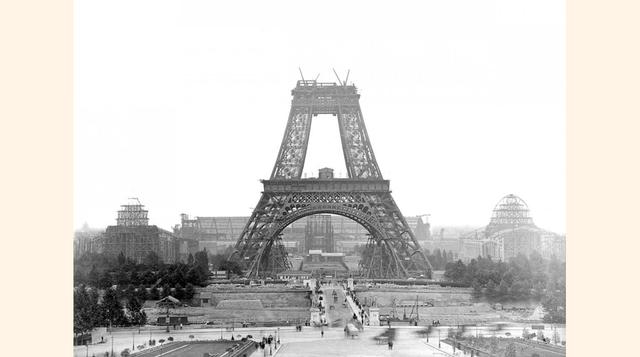 Torre Eiffel siendo construida en 1888.