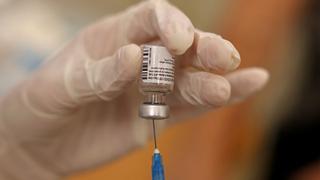 Protección contra el COVID-19 en vacunados disminuye en seis meses, según estudio británico 