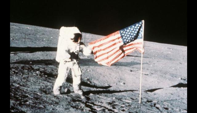 FOTO 8 | Los guantes
"El mayor problema fueron los guantes hechos a medida, que eran como globos (...) Cuando querías agarrar algo, tenías que apretar para superar la presión (...) Apretar contra esta presión era agotador para los músculos de los antebrazos. Imagina que sostienes una pelota de tenis continuamente durante ocho o diez horas". (Harrison Schmitt, Apolo 17) (Foto: Wikipedia)