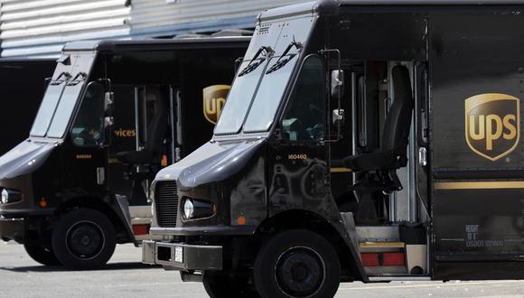 Camiones de la empresa de mensajería UPS estacionados en un centro de distribución. (Foto: AP)