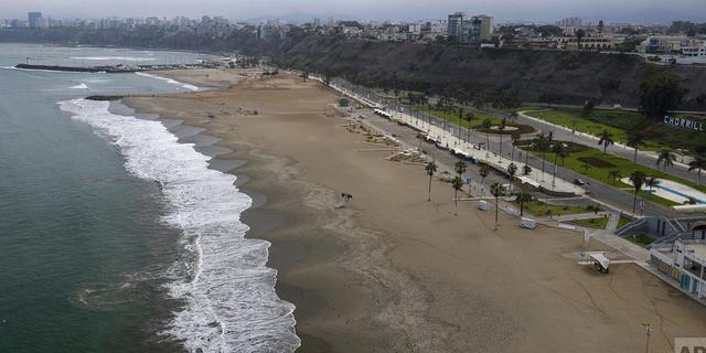 FOTO 12 | En esta imagen, tomada el 25 de marzo de 2020, vista aérea de la playa de Agua Dulce vacía de bañlistas en los últimos días del verano austral, en Lima, Perú. (AP Foto/Rodrigo Abd)