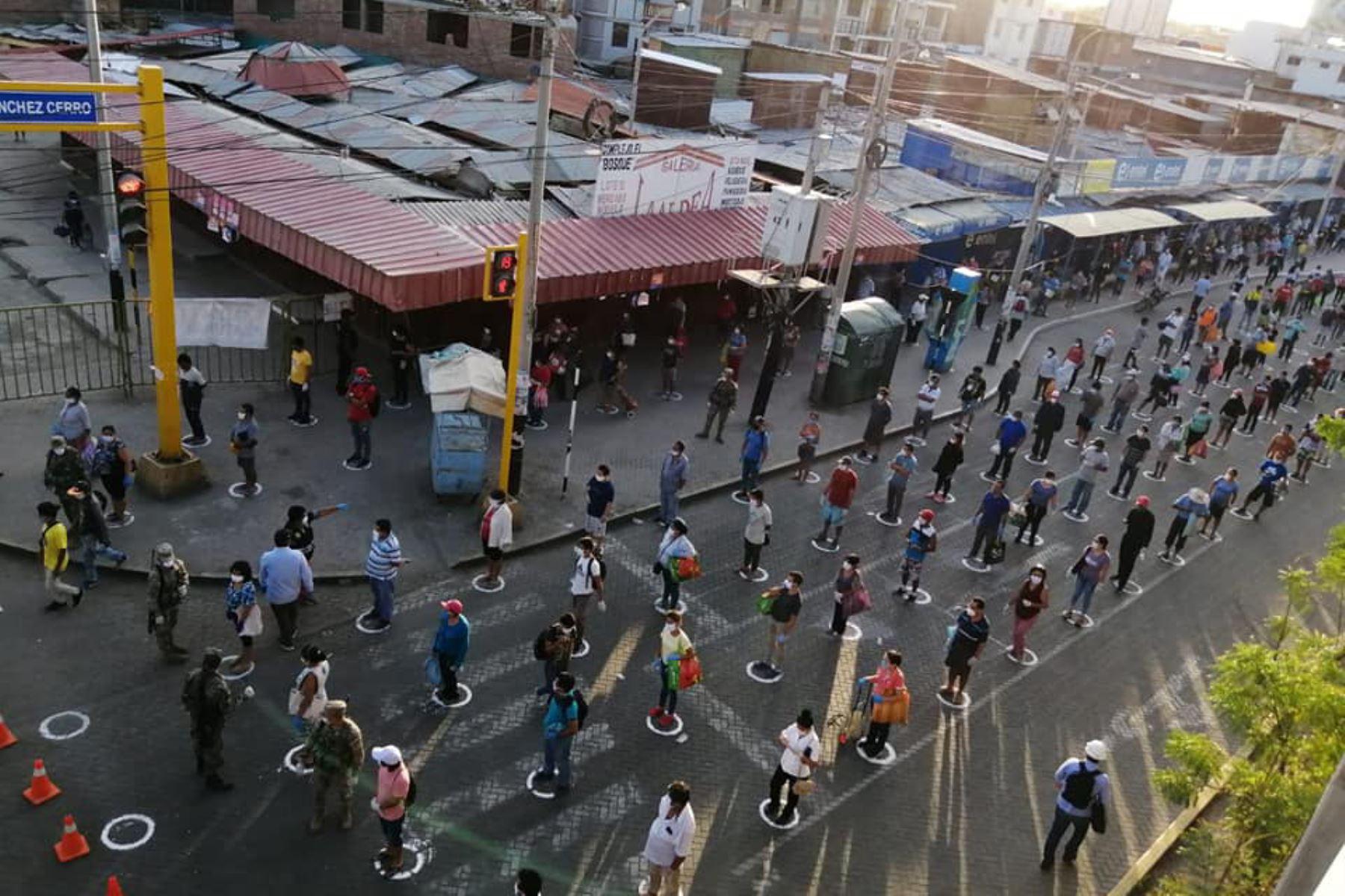 Utilizan pintas en Piura para ingresar en orden a los mercados. (Foto: Andina)