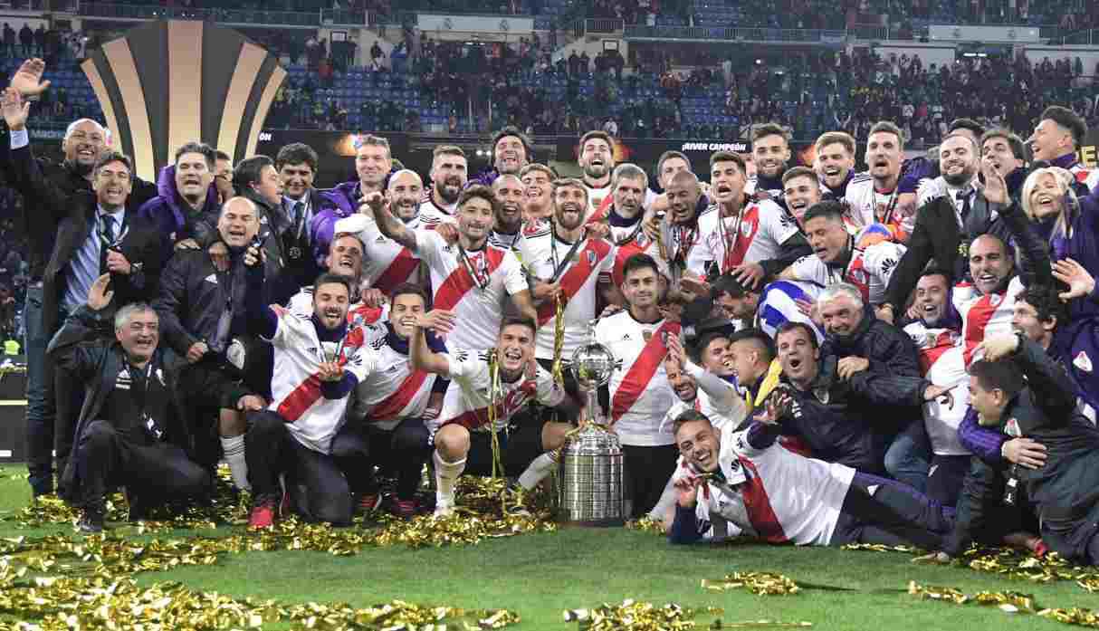 River Plate celebra con el trofeo luego de ganar el partido de vuelta de la final de la Copa Libertadores frente a Boca Juniors en el estadio Santiago Bernabeu en Madrid el 9 de  diciembre del 2018. (Foto: AFP)