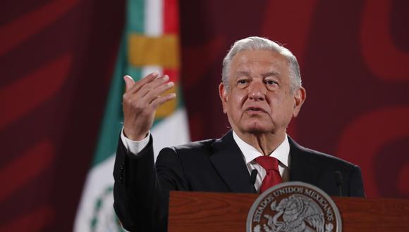 López Obrador dijo que la petrolera estatal Pemex reducirá significativamente sus envíos al extranjero en más de la mitad a 435.000 barriles por día este año para que la compañía pueda refinar suficiente crudo en México. (Foto: Mario Guzmán / EFE)