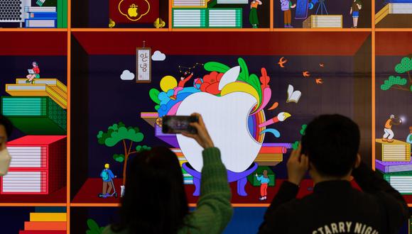 Los clientes toman una fotografía del logotipo de Apple Inc. en la tienda Myeongdong de la compañía durante su apertura en Seúl, Corea del Sur, el sábado 9 de abril de 2022. La tienda de dos niveles en el centro de la ciudad es la tercera tienda de Apple en Corea del Sur. Photographer: SeongJoon Cho/Bloomberg