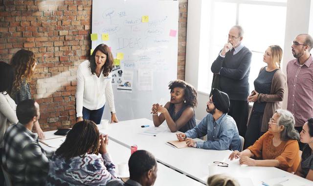 FOTO 15 | Memoriza frases célebres. Las frases célebres de algunas personalidades, o refranes populares, es una buena forma de remarcar tus ideas. Úsalas de forma esporádica.