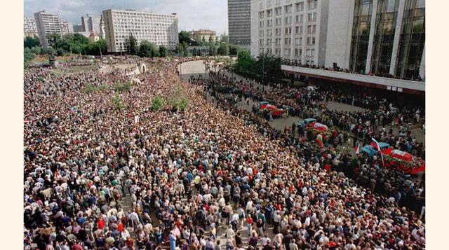 Miles de personas participan en los funerales de las víctimas del intento de golpe de Estado delante de la Casa Blanca rusa, el 24 agosto de 1991. Entre el 19 y el 22 de agosto de 1991 los tanques marcharon sobre Moscú en dirección al parlamento, donde Bo