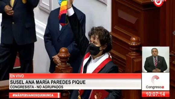 Susel Paredes lució la bandera LGBTI+ ante el Congreso.