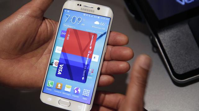 Con su pantalla Quad HD Super AMOLED curva de 5.7 pulgadas, el Galaxy S6 edge  hace la experiencia multimedia más interactiva. (Foto: Reuters).