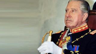 Familiares y amigos conmemoran undécimo aniversario de la muerte de Pinochet