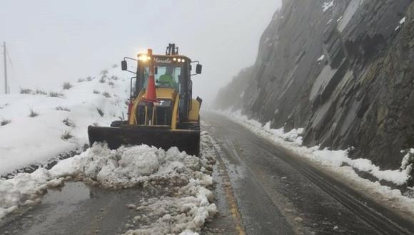 Trabajos de limpieza realiza Provías Nacional en las vías afectadas por caída de nieve en Cusco. (Foto: MTC)