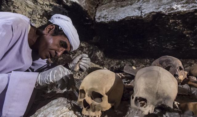 Foto 5 |  La mujer llevaba un vestido y peluca, indicó el ministerio de  Antigüedades de Egipto. (Foto: AFP)