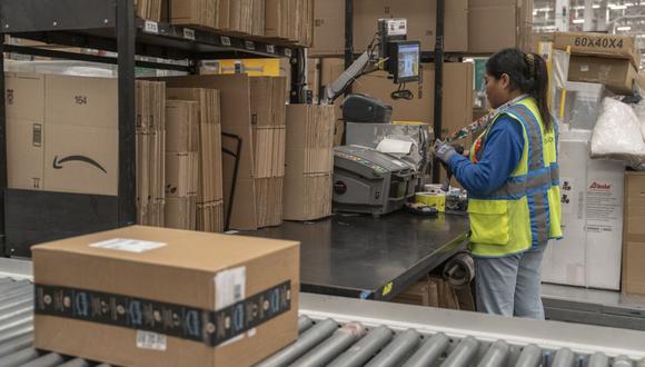 Una trabajadora clasifica paquetes en una instalación de distribución de Amazon en Tepotzotlán, Estado de México, México, el miércoles 13 de diciembre de 2023. Fotógrafo: Alejandro Cegarra/Bloomberg