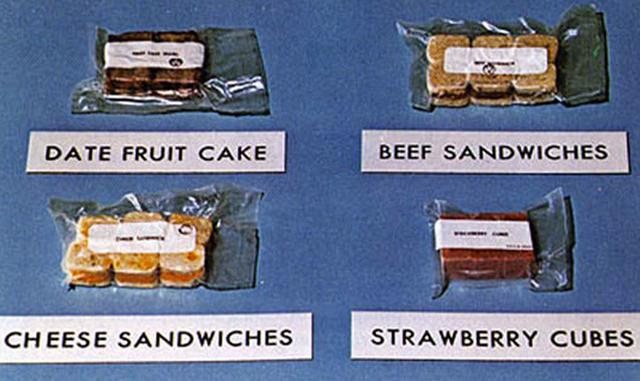 Los alimentos deshidratados son algo bastante habitual, por ejemplo la fruta que se vende directamente así como tomates, manzanas y otros productos. También podemos tener nuestro propio deshidratador en casa, dado que existen pequeños electrodomésticos pa