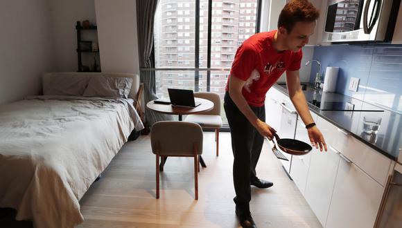 El residente de Carmel Place, Matthew Alexander, guarda los platos en su apartamento tipo estudio en el vecindario de Kips Bay en el distrito de Manhattan en Nueva York. (Foto: AP)