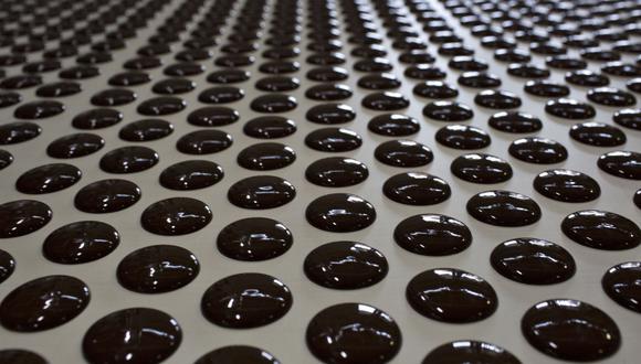 Los chocolates pasan por una máquina de moldeo en la fábrica de Grupo Nutresa SA Nacional de Chocolate en Medellín, Colombia, el jueves 8 de junio de 2017. Photographer: Nicolo Filippo Rosso/Bloomberg