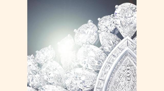 La pieza “única en su tipo” puede ser usada como una esfera de reloj en un brazalete de diamante de gran arquitectura, o puede ser usada como un anillo.  “The Fascination” es realmente fascinante, y es uno de los relojes más caros que se haya creado, seña