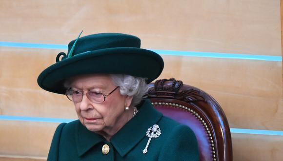 Isabel II rechazó en la víspera (martes) ser distinguida con el galardón “Oldie of the year” (“Anciana del año”): “Una solo es tan vieja como se sienta”, ha declarado la soberana británica. (Photo by ANDY BUCHANAN / POOL / AFP)