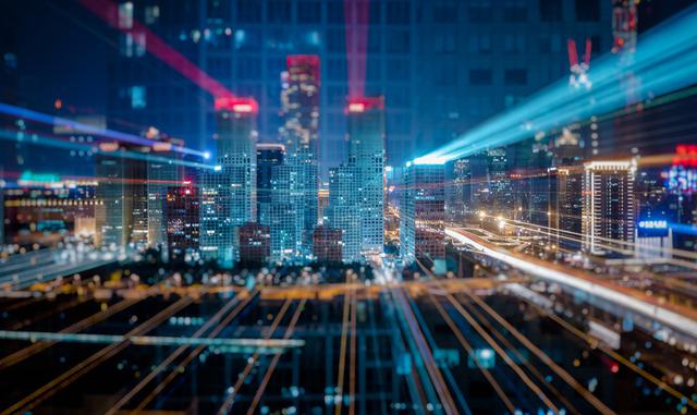 FOTO 3 | La ciudad sensible. Tras el fracaso, los retrasos o las expectativas infladas de algunas 'smart cities’, se impone ahora un nuevo concepto de la ciudad del futuro. Se trata de la ciudad sensible en alusión a la multitud de sensores repartidos por la ciudades.

Quayside es una iniciativa que nace en Toronto (Canadá), que se ha propuesto rediseñar un barrio urbano desde cero para reconstruirlo de nuevo, alrededor de las últimas tecnologías digitales. Los laboratorios Sidewalk de Alphabet, con sede en Nueva York (EE. UU.) colabora con el Gobierno canadiense en el proyecto del muelle industrial de Toronto para convertirlo en uno de alta tecnología.

Uno de los objetivos consiste en que las decisiones sobre diseño, política y tecnología se tomen en función de la información recopilada por una amplia red de sensores que monitorizan todo: desde la calidad del aire, hasta los niveles de ruido y la actividad de las personas. El proyecto, que se anunció para octubre de 2017, se ha pospuesto a 2019.