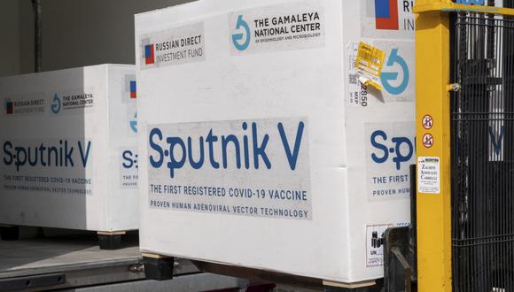Imagen referencial. Las cajas que contienen la vacuna rusa Sputnik V contra el coronavirus se descargan en San Marino el martes 23 de febrero de 2021. (Andrea Costa/IssRSMarino/AP).