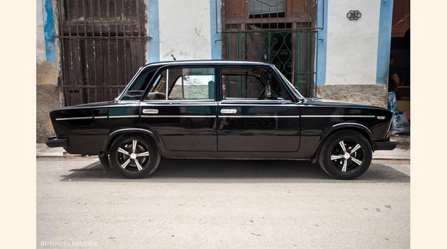 Salpicadas de color entre las reliquias clásicos americanos son el cuadrado de fabricación soviética Ladas, otro claro recordatorio de la amistad de la URSS con Cuba. (Foto: businessinsider)