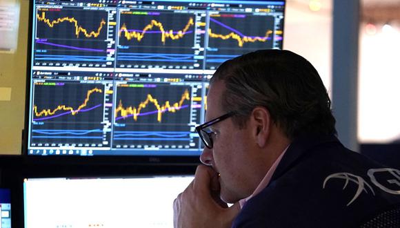 Un trader reacciona en el parqué de la Bolsa de Valores de Nueva York al sonar la campana de cierre el 30 de diciembre de 2022 en Nueva York. (Foto de TIMOTEO A. CLARY / AFP)