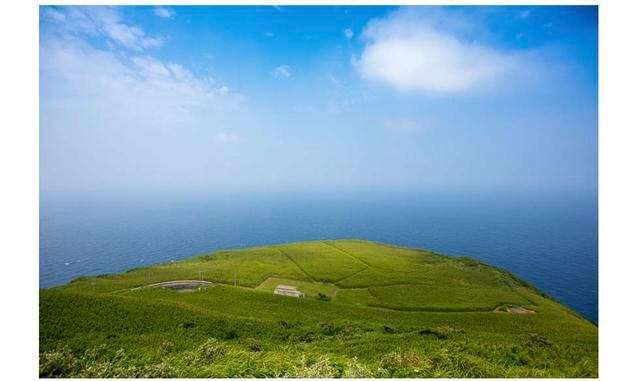 FOTO 7 | Aogashima, Japón. Un volcán no es la primera opción de vivienda para cualquier persona, pero cerca de 200 personas encontraran un suelo fértil y seguro para establecer su hogar. Aogashima es la isla más meridional en el archipiélago de Izu de Jap