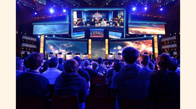 Sin embargo, en el eSport falta organización y profesionalización, pues incluye muchos juegos y comunidades que todavía hay cierta fragmentación. Las competiciones no son administradas por una red piramidal de federaciones sino por una multitud de actores