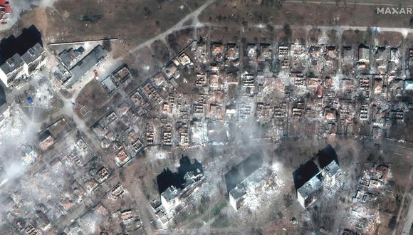Esta imagen satelital proporcionada por Maxar Technologies muestra edificios de apartamentos y casas dañados en Mariúpol. (Maxar Technologies vía AP)