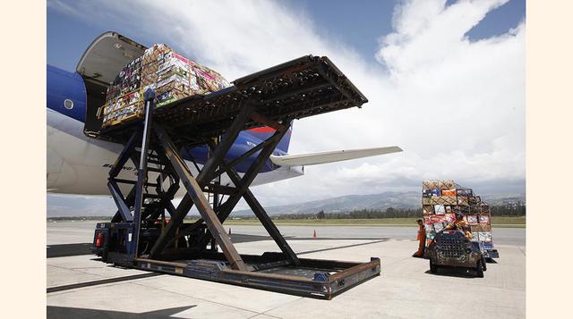 FOTO 7 | A través de máquinas cargueras se coloca o retira la mercadería de las bodegas de un avión. El proceso lo hacen operadores especializados y certificados. Talsa brinda estos servicios a Latam, Avianca, entre otras aerolíneas.