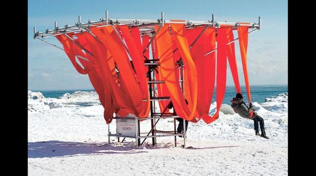 Durante los fríos inviernos canadienses, las estaciones de salvavidas de la playa de Woodbine, Toronto, no se utilizan. Este proyecto, "Sling Swing", del WMB Studio, les dio un nuevo uso. "Se construyó una estructura sobre la ya existente y