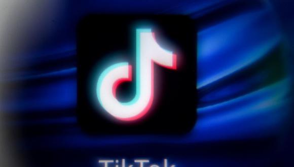 El logotipo del servicio chino de redes sociales TikTok en la pantalla de una tableta. (Foto de Kirill KUDRYAVTSEV / AFP)