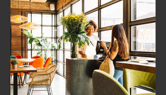 FOTO 16 | 16. Sumérgete en el lujo aunque sea una vez
Esto no quiere decir que satures tu tarjeta de crédito. Lo que quiero decir es que debes de disfrutar de cosas lujosas de vez en vez. Tal vez eso represente una comida en un lugar caro o una bolsa Gucci. Esto te ayudará a ahorrar.

No seas esa persona que siempre tiene que tener lo mejor y que por lo mismo gasta todo su dinero del futuro en un momento. El no tener todo a la mano te impulsa a ser mejor.
(Foto: Freepik)