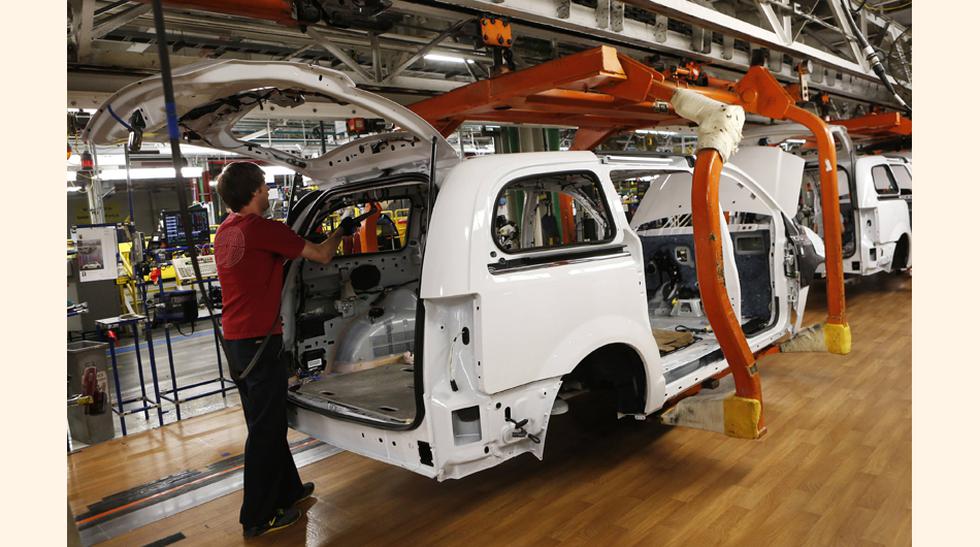 Trabajadores de Fiat Chrysler trabajan en minivans parcialmente ensamblados en la planta de montaje de Windsor en Ontario, Canadá. (Foto: Reuters)