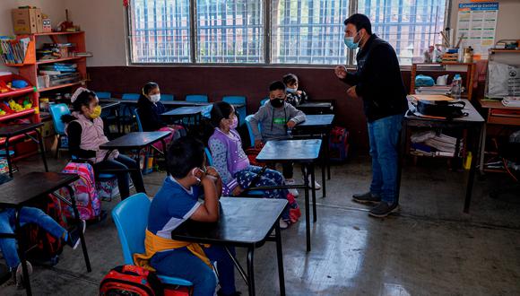 Temor. Ante  el posible retorno a la presencialidad en colegios, los padres temen que sus hijos se contagien  del coronavirus (Foto: EFE/ Carlos López)