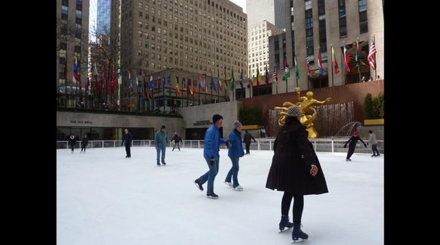 Los neoyorquinos aprovechan el invierno para patinar en los alrededores del Rockefeller Center. (Foto: Javier Parker)