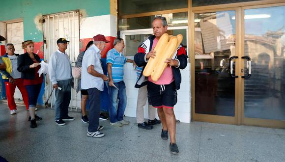 Un grupo de personas hace cola para la compra de pan, en una panadería en La Habana, Cuba. (Foto: EFE).