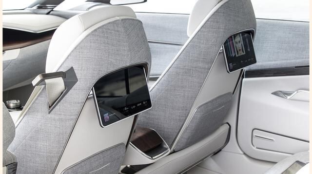 Por dentro, este coche tiene un trio de pantallas OLED, telas puestas a mano sobre los asientos y espacio extra para las piernas. (Foto: Megaricos)