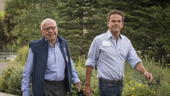 Rupert Murdoch, copresidente de Twenty-First Century Fox Inc., izquierda, y Lachlan Murdoch, copresidente de Twenty-First Century Fox Inc., llegan para una sesión matutina en la Conferencia de Tecnología y Medios de Allen & Co. en Sun Valley, Idaho, EE.UU., el viernes 13 de julio de 2018.